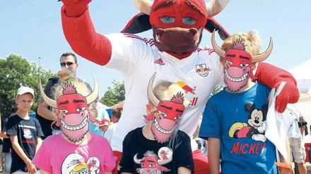 Mit Bulli in die Buli? Das RB-Maskottchen bei der Nachwuchsakquise.