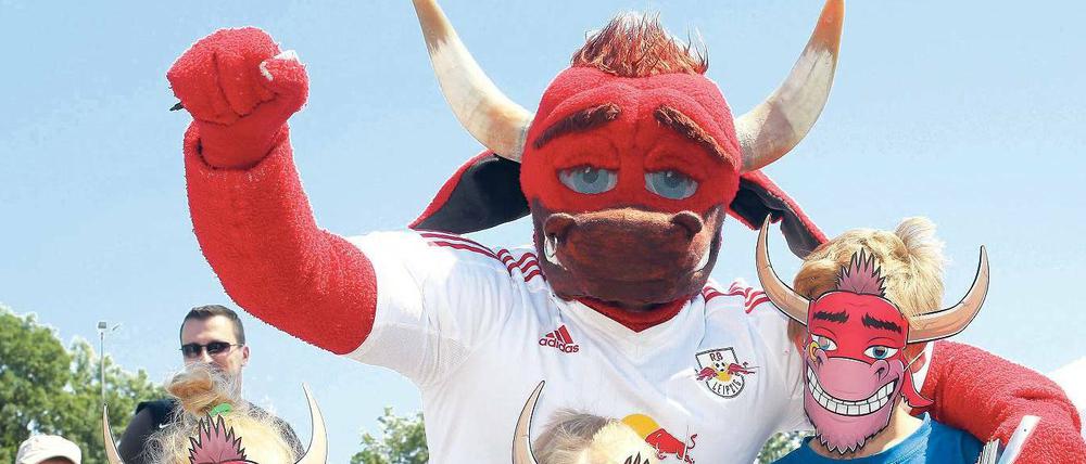 Mit Bulli in die Buli? Das RB-Maskottchen bei der Nachwuchsakquise.