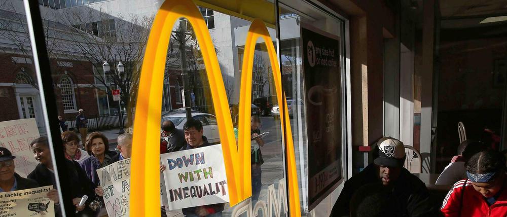 Anfang April demonstrierten Aktivisten in den USA gegen die ihrer Ansicht nach zu geringen Löhne bei Fast-Food-Ketten wie McDonald's.