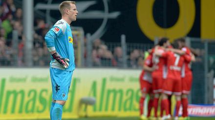 Gladbachs Torwart Ter Stegen sprachlos, die Freiburger jubeln: Ohne Not gab die Borussia das Spiel aus der Hand.