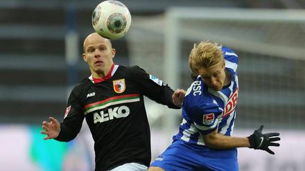 Szene aus dem Hinspiel: Augsburgs Werner (li.) gegen Herthas Per Skjelbred. In der Rückrunde sind die Erfolgskurve beider Teams weit auseinandergegangen.