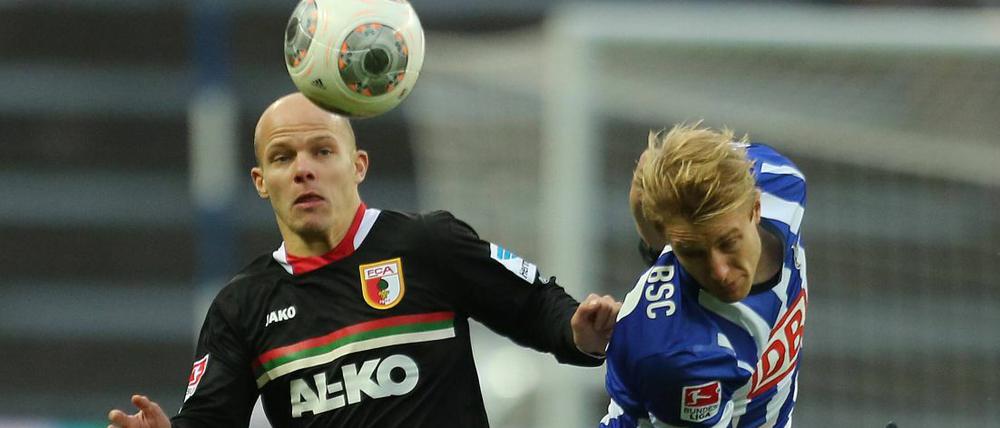 Szene aus dem Hinspiel: Augsburgs Werner (li.) gegen Herthas Per Skjelbred. In der Rückrunde sind die Erfolgskurve beider Teams weit auseinandergegangen.