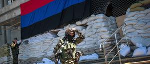 Prorussische Milizen vor der besetzten Polizeistation in Slawjansk