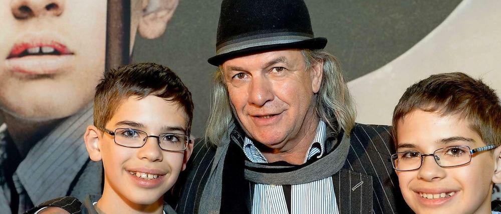 Der deutsche Regisseur und Oscar-Preisträger Pepe Danquart mit den beiden Hauptdarstellern Kamil Tkacz (l) und Andrzej Tkacz bei der Premiere seines Films "Lauf Junge lauf".