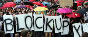 Banken- und Globalisierungskritiker protestieren in Frankfurt am Main