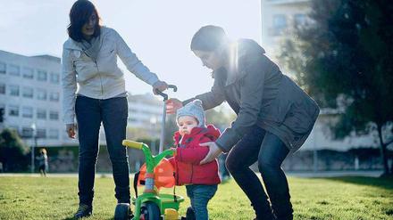 Mutter, Mutter, Kind. Über 90 Prozent der Regenbogenkinder leben bei Frauenpaaren. Buchautorin Katja Irle sieht gleichgeschlechtliche Elternpaare „auf dem Weg in die bürgerliche Heterowelt“ – unterstützt auch durch die allmähliche rechtliche Gleichstellung.