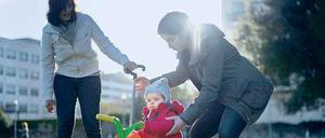 Mutter, Mutter, Kind. Über 90 Prozent der Regenbogenkinder leben bei Frauenpaaren. Buchautorin Katja Irle sieht gleichgeschlechtliche Elternpaare „auf dem Weg in die bürgerliche Heterowelt“ – unterstützt auch durch die allmähliche rechtliche Gleichstellung.