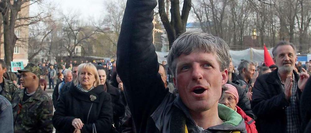 Ein pro-russischer Demonstrant ruft am Mittwoch Parolen. Die Krise in der Ukraine wird auch für Journalisten immer gefährlicher.