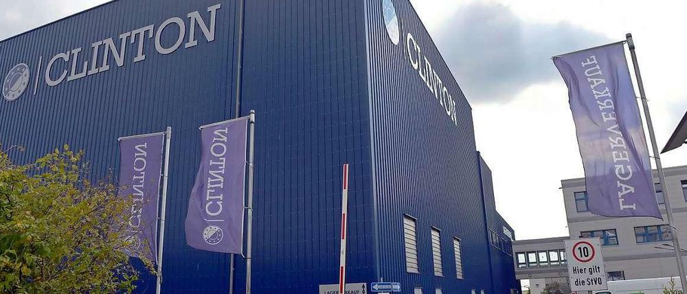 Hier wird erweitert: die Clinton Großhandels GmbH mit den Marken Camp David und Soccx in Hoppegarten bei Berlin.