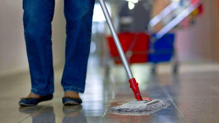 Nach einer Berechnung des Instituts für Arbeit und Berufsforschung werden nur wenige Aufstocker vom Mindestlohn profitieren.