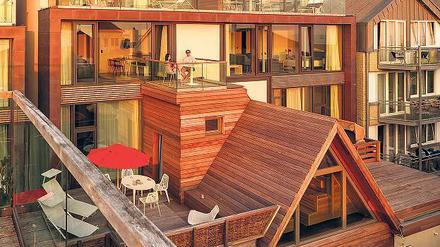 Wem’s gefällt und wer sich ein wenig Luxus im Nordsee-Urlaub gönnen möchte: Das „Inselloft Norderney“ zeigt Modernes mit Holz und Glas.
