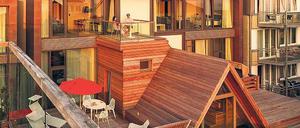 Wem’s gefällt und wer sich ein wenig Luxus im Nordsee-Urlaub gönnen möchte: Das „Inselloft Norderney“ zeigt Modernes mit Holz und Glas. 