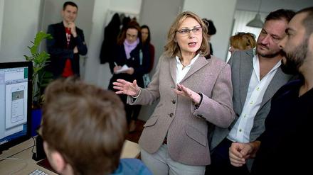 Wirtschaftssenatorin Cornelia Yzer (CDU) besucht das Berliner Start-up 6Wunderkinder, das in der Factory in Berlin derzeit noch auf mehrere Wohnungen verteilt arbeitet. Das Gründerzentrum Factory soll im Juni fertig werden. Dann ziehen die 6Wunderkinder in größere Räume auf dem Campus um. 