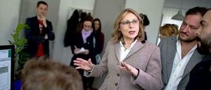 Wirtschaftssenatorin Cornelia Yzer (CDU) besucht das Berliner Start-up 6Wunderkinder, das in der Factory in Berlin derzeit noch auf mehrere Wohnungen verteilt arbeitet. Das Gründerzentrum Factory soll im Juni fertig werden. Dann ziehen die 6Wunderkinder in größere Räume auf dem Campus um. 