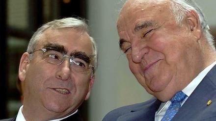 Theo Waigel 2004 mit seinem ehemaligen Kabinettschef, Helmut Kohl.