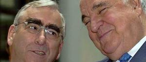 Theo Waigel 2004 mit seinem ehemaligen Kabinettschef, Helmut Kohl.