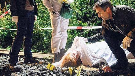 Tatort Luzern: Die Kommissare Flückiger (Stefan Gubser, re.) und Ritschard (Delia Mayer, li.) müssen den Tod einer dreifachen Mutter aufklären. Foto: ARD/SRF