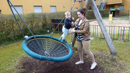 In Sicherheit. Für Sandra T. mit ihrem Sohn Jan ist das Mutter-Kind-Haus die Chance, ihr Leben als minderjährige Familie in den Griff zu bekommen. 