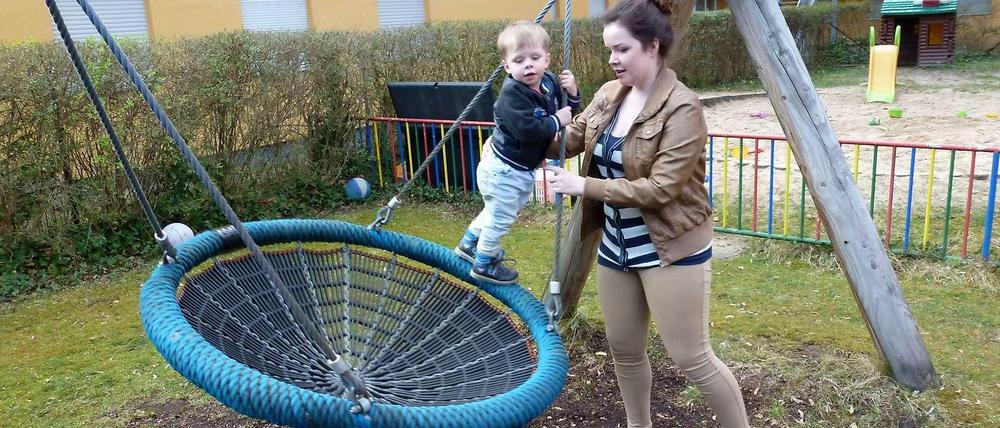 In Sicherheit. Für Sandra T. mit ihrem Sohn Jan ist das Mutter-Kind-Haus die Chance, ihr Leben als minderjährige Familie in den Griff zu bekommen.