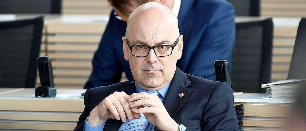 Sigmar Gabriel steht unangefochten an der Parteispitze – nach dem guten Start in die Koalition gibt es keinen echten Widerpart in der SPD. Torsten Albig (Foto) versucht nun, diese Rolle zu übernehmen. Dafür kassiert er bereitwillig Kritik.