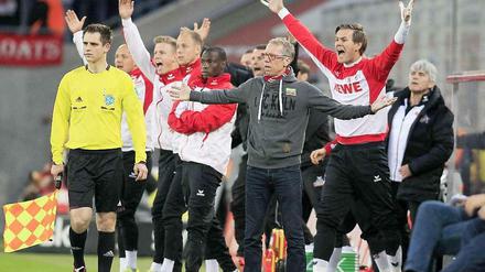 Randbemerkung: Auch wenn sich die Kölner Bank und Trainer Peter Stöger hier aufregen, scheint der 1. FC Köln die Bescheidenheit für sich entdeckt zu haben.