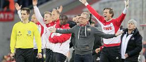 Randbemerkung: Auch wenn sich die Kölner Bank und Trainer Peter Stöger hier aufregen, scheint der 1. FC Köln die Bescheidenheit für sich entdeckt zu haben.