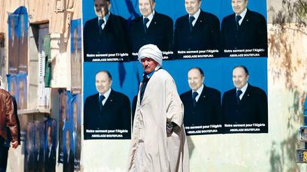 Auf zur vierten Amtszeit. Wahlplakate von Abdelaziz Bouteflika in Ain Ouassara, südwestlich von Algier. 