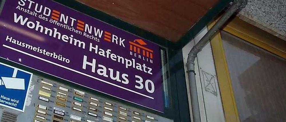 Fassade und Klingelschild eines Studentenwohnheims in Berlin-Kreuzberg.