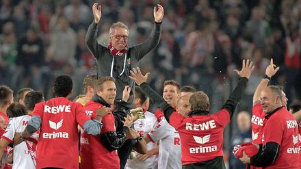 Er hat es geschultert. Kölns Trainer Peter Stöger lässt sich feiern.