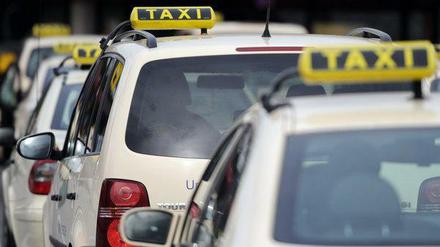 Taxi kann jeder - jedenfalls wenn er ein höchstens zehn Jahre altes Auto hat und nicht allzu viele Punkte in Flensburg. Registrieren bei "Uber", Smartphone anschalten und Mitfahrer einsammeln.