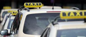 Taxi kann jeder - jedenfalls wenn er ein höchstens zehn Jahre altes Auto hat und nicht allzu viele Punkte in Flensburg. Registrieren bei "Uber", Smartphone anschalten und Mitfahrer einsammeln.