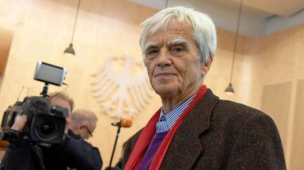 Der Grünen-Bundestagsabgeordnete Hans-Christian Ströbele gehört neben seinen Fraktionskolleginnen Claudia Roth und Katja Keul zu den Klägern in Karlsruhe.