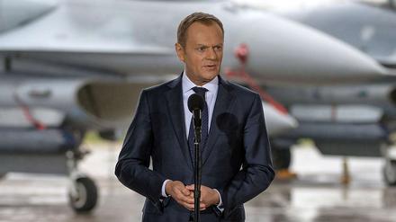 Der polnische Regierungschef Donald Tusk - hier bei einem Treffen mit Piloten aus den USA und Polen im zentralpolnischen Lask - erwartet von der Nato eine stärkere militärische Präsenz. 