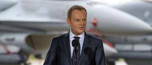 Der polnische Regierungschef Donald Tusk - hier bei einem Treffen mit Piloten aus den USA und Polen im zentralpolnischen Lask - erwartet von der Nato eine stärkere militärische Präsenz. 