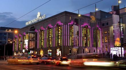 Seit 30 Jahren leuchtet die Showbühne an der Friedrichstraße, jetzt wird das Jubiläum mit einem Weltrekordversuch gefeiert.
