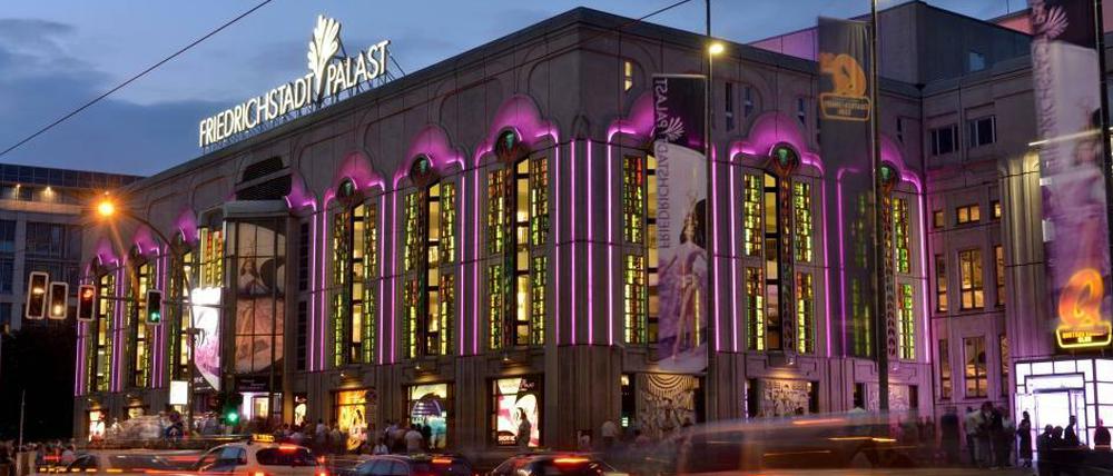 Seit 30 Jahren leuchtet die Showbühne an der Friedrichstraße, jetzt wird das Jubiläum mit einem Weltrekordversuch gefeiert.