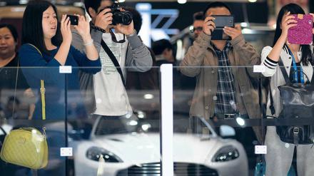 Bilder eine Ausstellung. Zehntausende besuchten am Wochenende die Autoschau in Peking und bewunderten die neuesten Modelle, wie hier einen McLaren-Sportwagen.