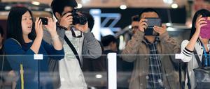 Bilder eine Ausstellung. Zehntausende besuchten am Wochenende die Autoschau in Peking und bewunderten die neuesten Modelle, wie hier einen McLaren-Sportwagen.