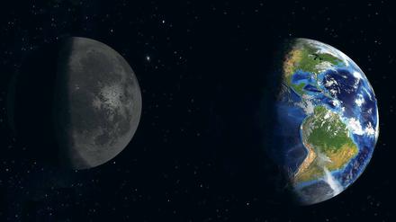 Dauertanz von West nach Ost. Der graue Satellit und der blaue Planet.