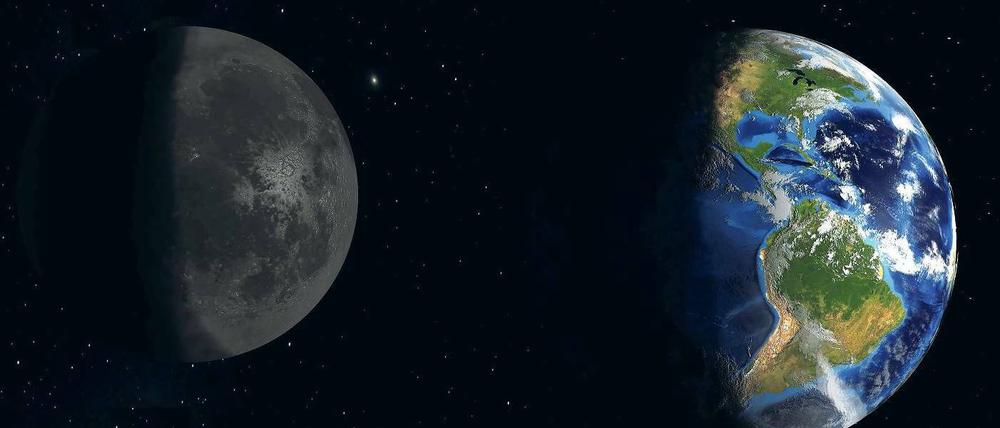Dauertanz von West nach Ost. Der graue Satellit und der blaue Planet.