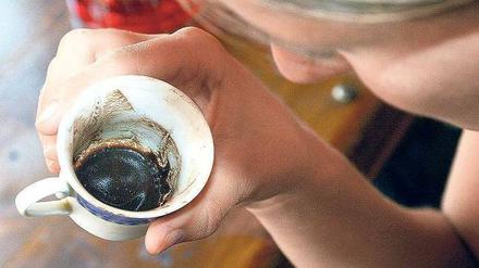 Ist da was? Im Kaffeesatz sehen einige mehr als andere. Im Südblock am Kottbusser Tor gibt es den Blick in die Zukunft nun öffentlich und in Serie.