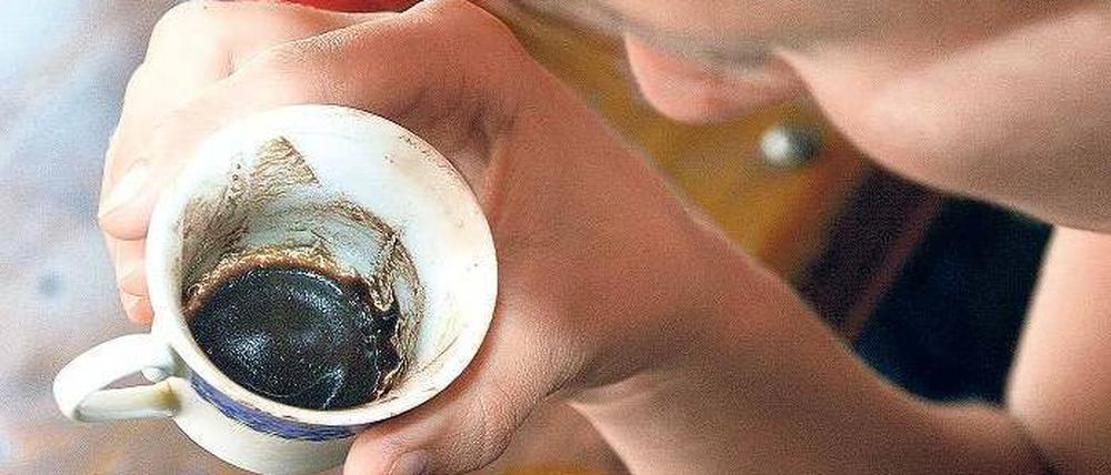 Ist da was? Im Kaffeesatz sehen einige mehr als andere. Im Südblock am Kottbusser Tor gibt es den Blick in die Zukunft nun öffentlich und in Serie.