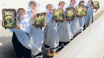 Korbkommando. Die Choreografie für den offziellen Start in die Spargelsaison ist wie gewohnt von der Stange. 