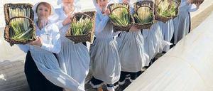 Korbkommando. Die Choreografie für den offziellen Start in die Spargelsaison ist wie gewohnt von der Stange.