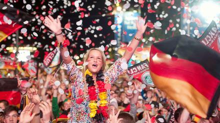 Jubeln und tanzen bei Nacht. Die Fanmeile in Berlin geht bei dieser WM in die Abendverlängerung. 