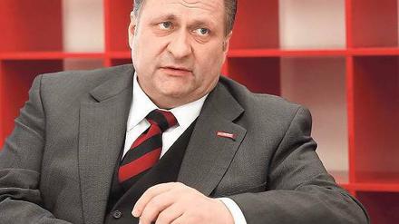 „Das ganz große Wunschkonzert“ spiele die große Koalition, kritisiert Handwerks-Präsident Hans Peter Wollseifer. Der heute 58-Jährige wollte eigentlich Architekt werden. Nach dem frühen Tod des Vaters musste er als 21-Jähriger aber dessen Maler- und Lackierbetrieb in Hürth bei Köln übernehmen. Er baute den Betrieb von drei auf rund 100 Beschäftigte aus und verkaufte ihn 2009. Seit Anfang des Jahres 2014 ist Wollseifer Präsident des Zentralverbands des Deutschen Handwerks, einer der wichtigsten Wirtschaftsverbände. Rund eine Million Betriebe im Land beschäftigen mehr als fünf Millionen Lehrlinge, Gesellen und Meister. Wollseifer führt zudem die Handwerkskammer Köln – als erster Nicht-Kölner seit 110 Jahren.