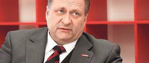 „Das ganz große Wunschkonzert“ spiele die große Koalition, kritisiert Handwerks-Präsident Hans Peter Wollseifer. Der heute 58-Jährige wollte eigentlich Architekt werden. Nach dem frühen Tod des Vaters musste er als 21-Jähriger aber dessen Maler- und Lackierbetrieb in Hürth bei Köln übernehmen. Er baute den Betrieb von drei auf rund 100 Beschäftigte aus und verkaufte ihn 2009. Seit Anfang des Jahres 2014 ist Wollseifer Präsident des Zentralverbands des Deutschen Handwerks, einer der wichtigsten Wirtschaftsverbände. Rund eine Million Betriebe im Land beschäftigen mehr als fünf Millionen Lehrlinge, Gesellen und Meister. Wollseifer führt zudem die Handwerkskammer Köln – als erster Nicht-Kölner seit 110 Jahren.
