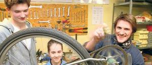 Wieder flott gemacht. Maschinenbaustudent Timm Wille (r.) leitet ehrenamtlich an seiner alten Schule, der Rudolf-Steiner-Schule in Dahlem, eine Lehrfahrradwerkstatt.