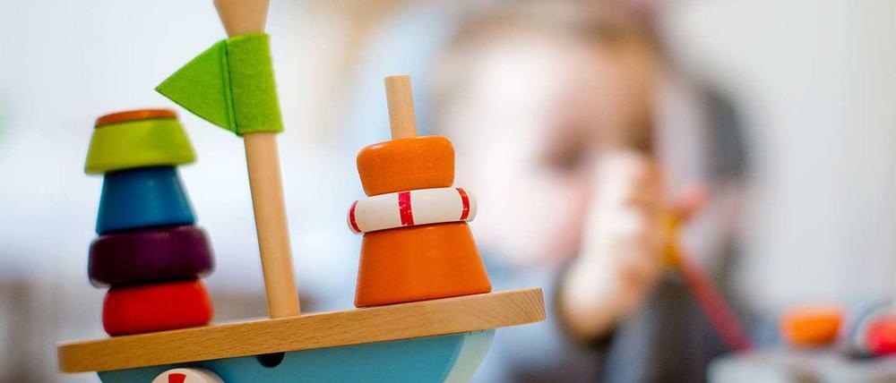 Bezirksbürgermeister Igel wird sich in nächster Zeit mehr mit Spielzeug als mit Akten beschäftigen.