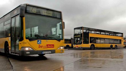 Auf dem Betriebshof ist es noch ruhig - aber auf der Fahrt kann es schon mal voll werden im Bus. 